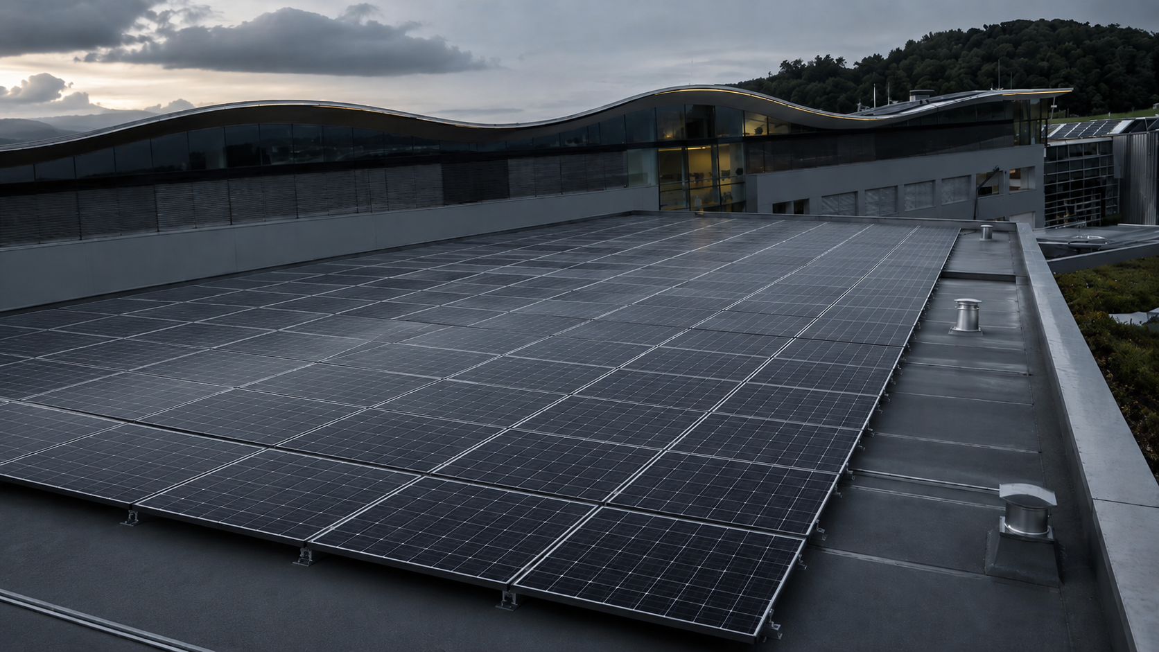 Professionell montierte Photovoltaikanlage auf einem modernen Gebäude