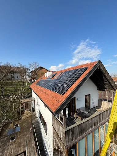 Photovoltaikanlage auf Wohnhaus mit Blick von oben
